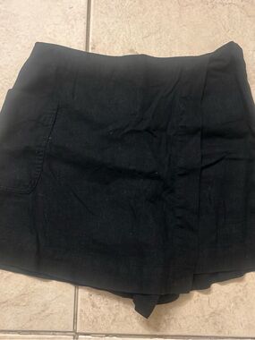 Uniqlo Black Mini Skort with Pocket